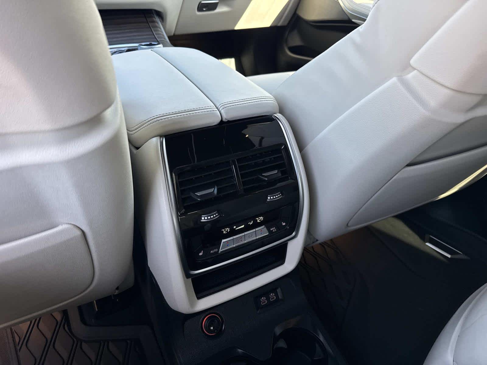 2025 BMW X7 M60i M60i