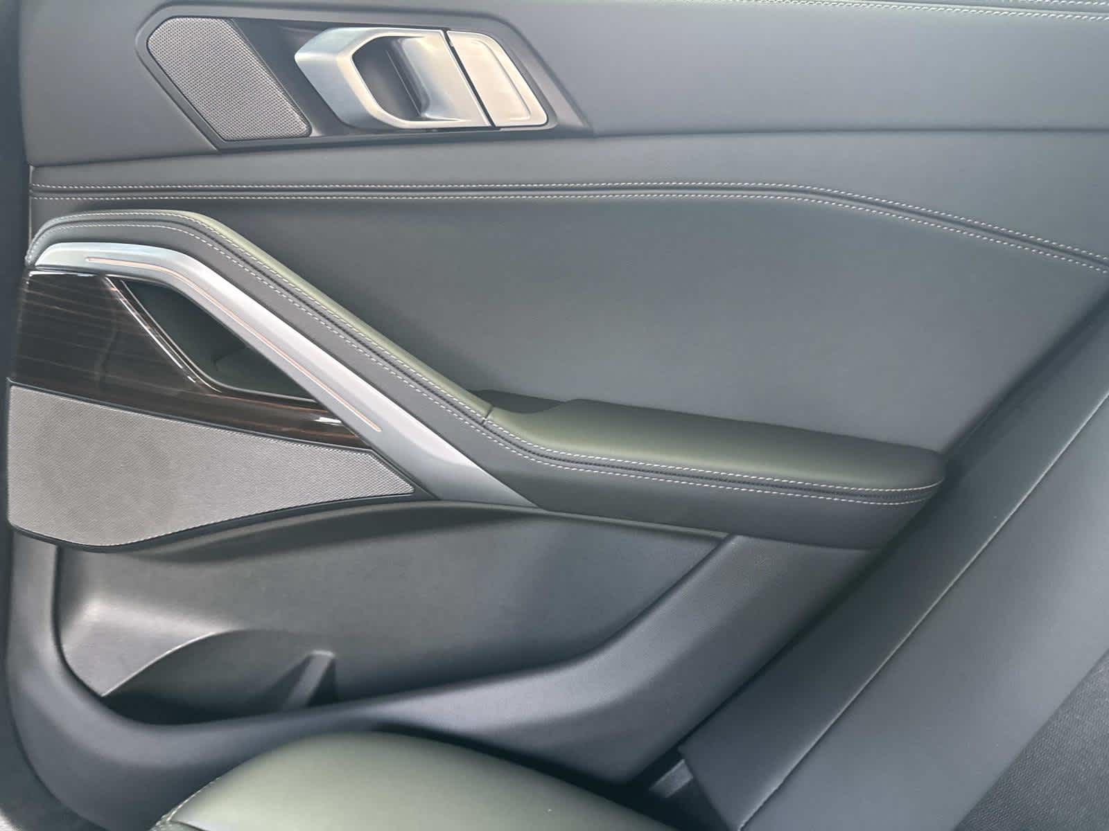 2025 BMW X6 xDrive40i