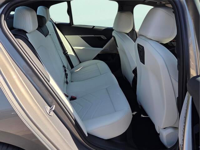 2027 BMW 550e xDrive 550e xDrive