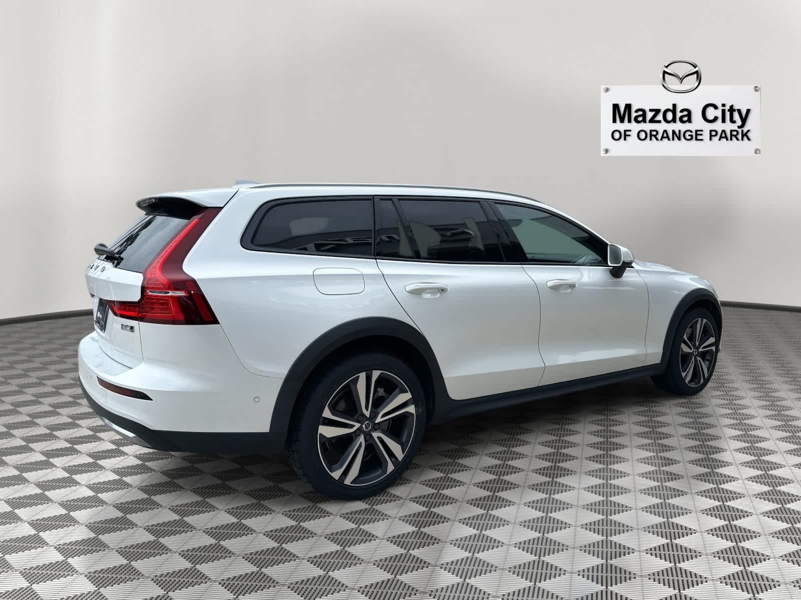 2023 Volvo V60 Cross Country B5 AWD Plus
