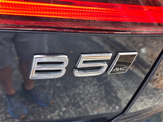 2023 Volvo XC60 Ultimate Bright Theme