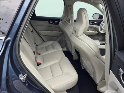 2023 Volvo XC60 Ultimate Bright Theme