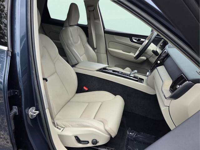 2023 Volvo XC60 Ultimate Bright Theme