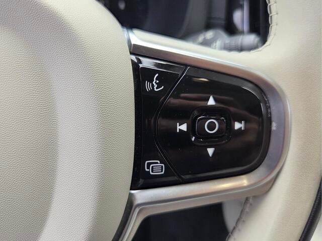 2023 Volvo XC60 Ultimate Bright Theme