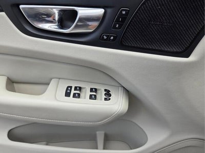 2023 Volvo XC60 Ultimate Bright Theme