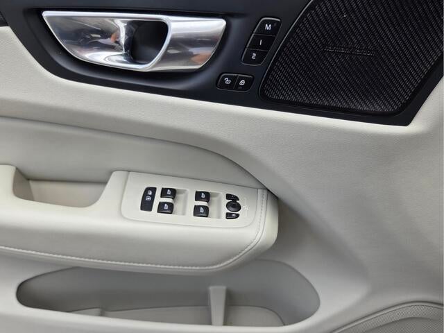 2023 Volvo XC60 Ultimate Bright Theme