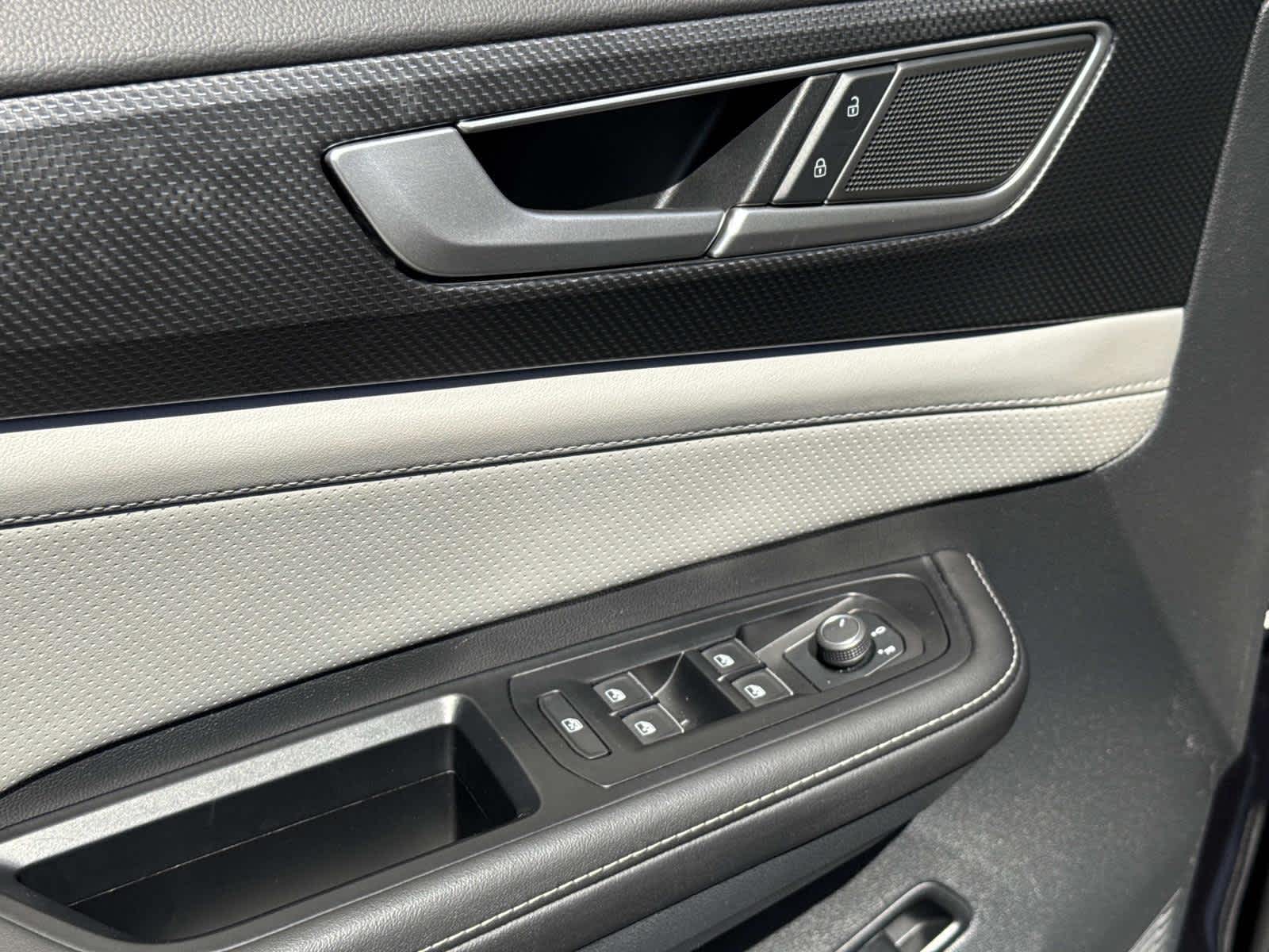 2025 Volkswagen Atlas Cross Sport 2.0T SEL R-Line Black